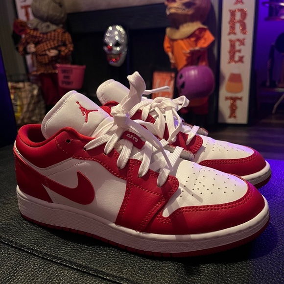 NIKE AIR JORDAN 1 LOW GYM RED WHITE GS SNEAKERS YOUTH 5.5Y/ WOMENS 7- 7.5 - Picture 2 of 7